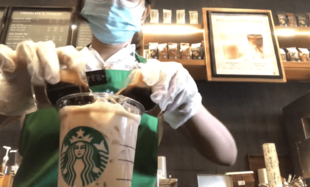 Gambar Barista di Starbucks
